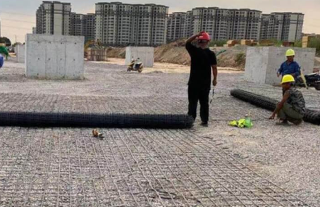 忻府土工格栅铺设前地基要怎么处理？